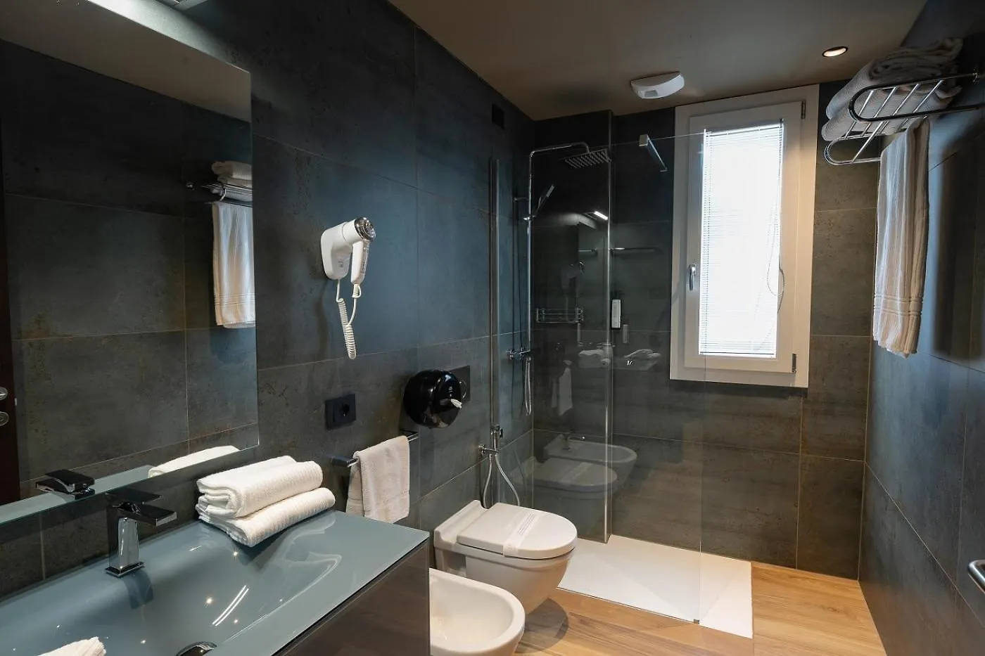 Il Tridente Hotel  ביביונה